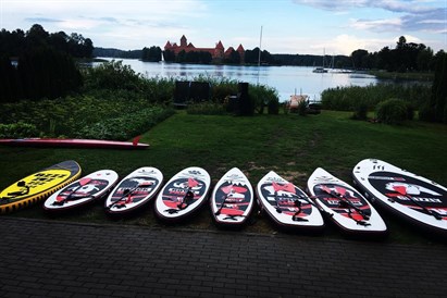 Draugu piedzīvojums uz lielā SUP dēļa Jūrmalā