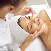 Greznā “Premium Glow” procedūra mirdzošai sejas ādai