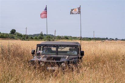 Bezceļu brauciens ar agresīvo HUMMER H1