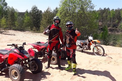 Kvadraciklu piedzīvojums meža trasē