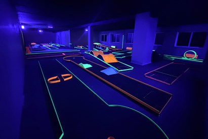  Aizraujošs piedzīvojums divatā – minigolfs “Play4score” telpās