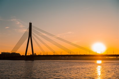Romantiskais saulrieta kruīzs pa Daugavu līdz Jūras vārtiem 2 personām 