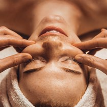 Mitrinoša sejas ādas un dekoltē zonas masāža