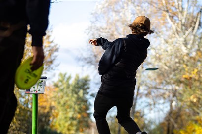 Disku golfs ar draugiem – jautra aktīvā atpūta dabā