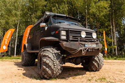 Traucies Lietuvas bezceļos ar “Monster Van” gigantu pats!