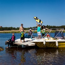 Kabeļveikbords Jūrmalā kopā ar draugiem