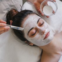 Procedūra mirdzošai sejas ādai masāžu centrā “Samana”