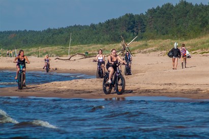 Brauciens ar elektrovelosipēdu Carnikavā