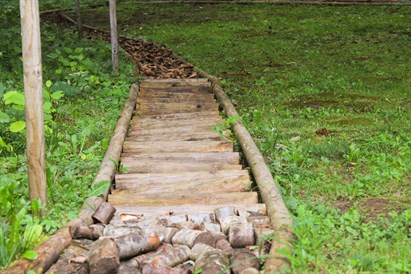 Pastaiga pa sajūtu taku un nakšņošana mazajā mājiņā “Starp debesīm un zemi”