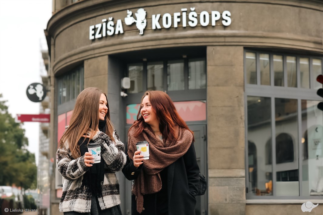 Lattes randiņš diviem kafejnīcā “Ezīša Kofīšops”