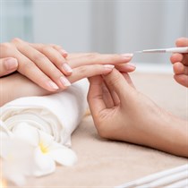 Izsmalcināts roku SPA rituāls ar manikīru 