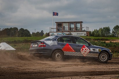 Sporta BMW vadīšana grants seguma trasē