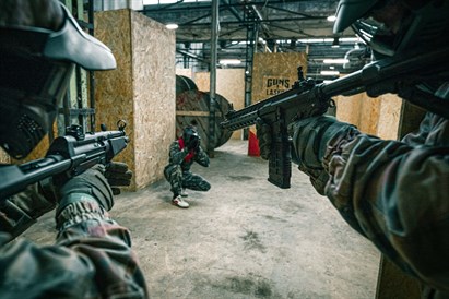 Aizraujoša airsofta spēle no „GUNS n LASERS”