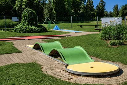Minigolfa spēle Atpūtas parkā “Avoti” Valmierā