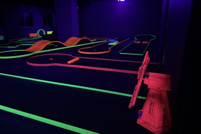 Bērnu ballīte ar telpu svinībām un neona minigolfu 