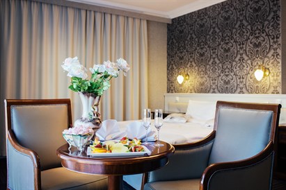 Eleganta atpūta Skrundas muižā ar desertu diviem