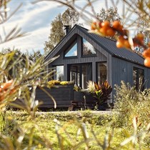 Brīvdienu māja ar kublu – ģimenes atpūta Smiltsērkšķu namiņā