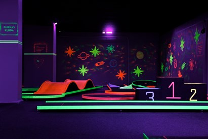 Ģimenes izklaide “Play4score” Rīgā – neona minigolfs tumsā
