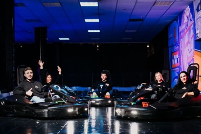 „High Voltage“ dāvanu karte - jautra izklaide elektrokartingu hallē