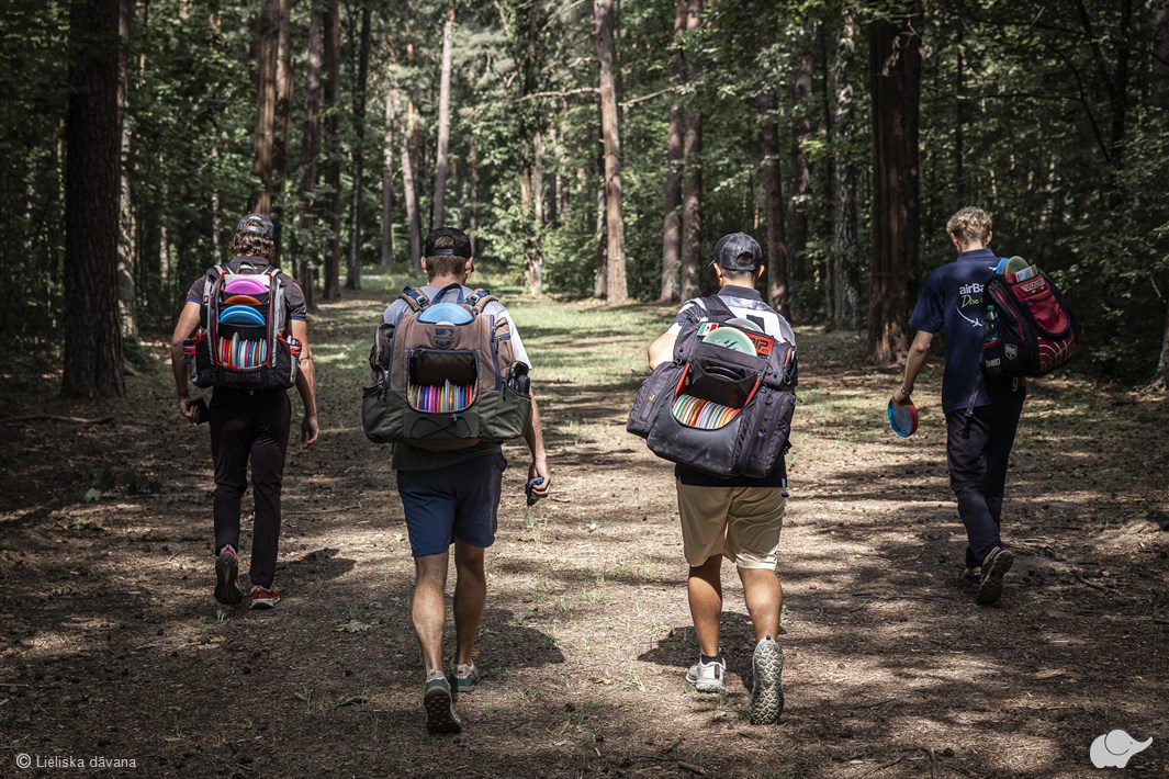 Disku golfa spēle “airBaltic Disc Golf Park” Mežaparkā