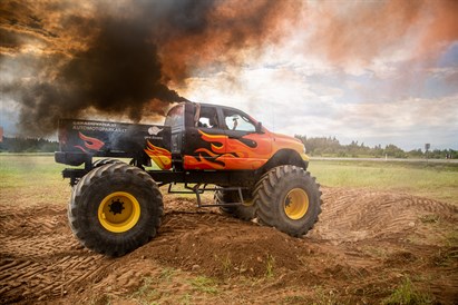 Kļūsti par "Monster truck" stūrmani trasē
