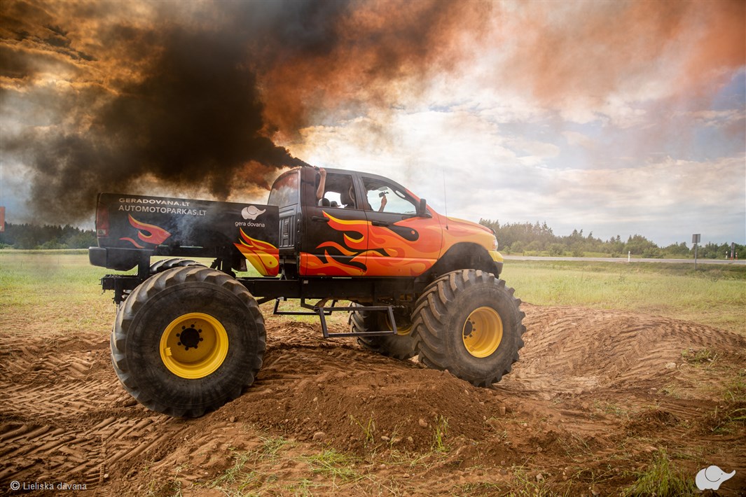 Kļūsti par "Monster truck" stūrmani trasē