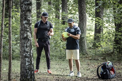 Disku golfa spēle diviem – aizraujoša atpūta dabā