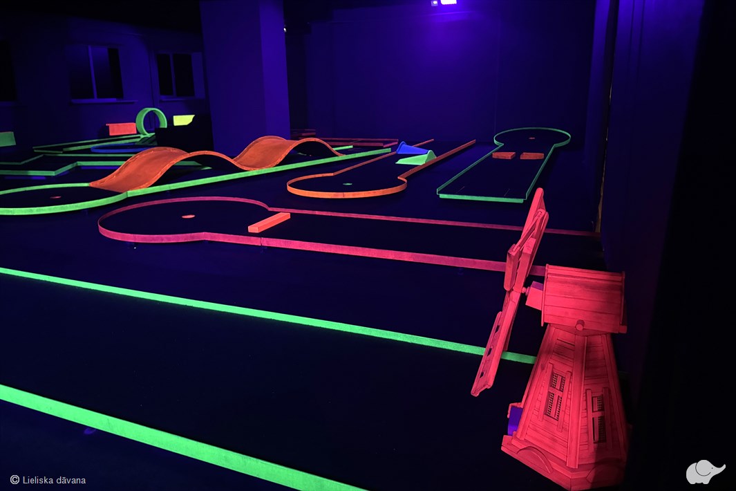 “Play4score” neona minigolfa piedzīvojums Rīgā