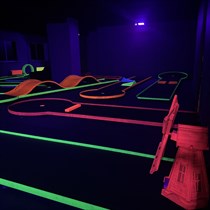 Randiņš neona gaismās – minigolfs “Play4score” telpās