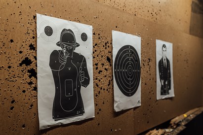 Šaušana ar 3 kaujas ieročiem diviem