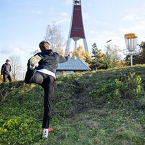 Disku golfa spēle diviem – aizraujoša atpūta dabā