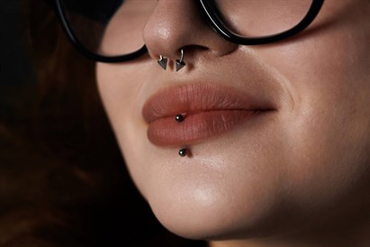 Pīrsinga caurduršana ar adatu sejas zonā “VeAn Tattoo” studijā