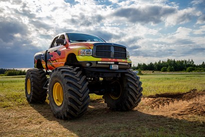 “Monster Truck” pret “Monster Bus” – izmēģini abus!
