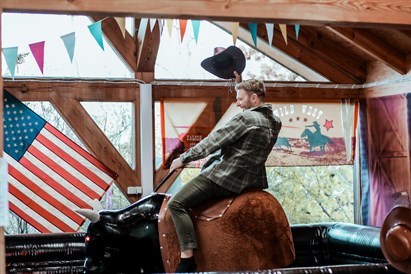 Izmēģini mehānisko RODEO bulli "Rīgas Moto Hallē”