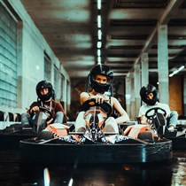 Brauciens ar jaudīgiem elektrokartingiem