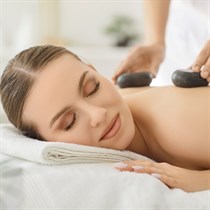 Ājurvēdas karsto akmeņu masāža