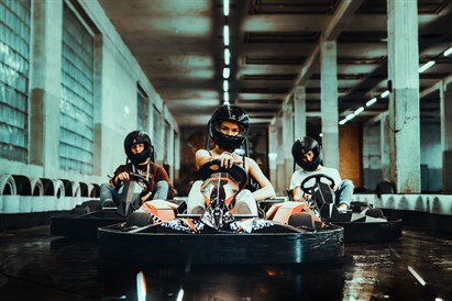 Brauciens ar jaudīgiem elektrokartingiem