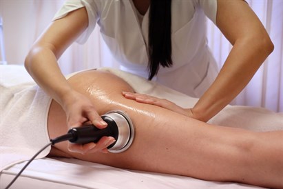 Ultraskaņas procedūra tievēšanai, celulīta ārstēšanai estētiskās kosmetoloģijas studijā "BODY LAB 2012"