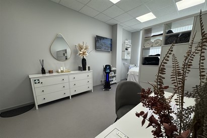 Mikroadatu terapija sejas, kakla un dekoltē ādas atjaunošanai 