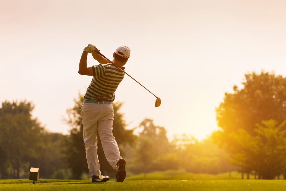 vīrietis spēlē golfu